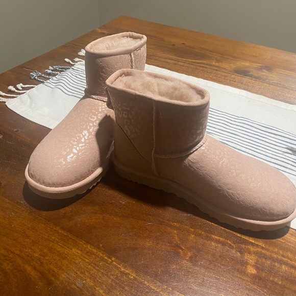 W Classic Mini Snow Leopard Ugg Boots - Picture 4 of 4